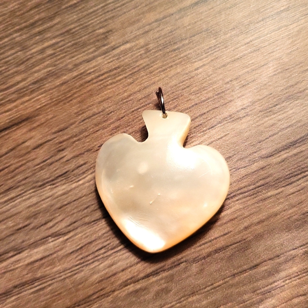 Spade pearl color pendant